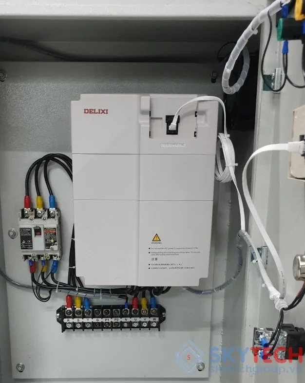 Hình ảnh biến tần Delixi được lắp ráp thực tế